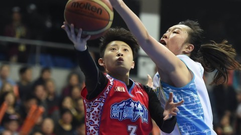 WCBA巅峰对决：京疆女篮激战，彭诗晴穿花蝴蝶，孙晓雨宝刀不老