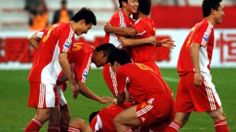标题：回溯2010世预赛生死局：天津水滴1-2负伊拉克，国足提前一轮告别南非