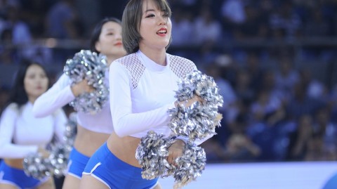 溧阳奥体中心热力绽放 啦啦宝贝舞动CBA季前赛